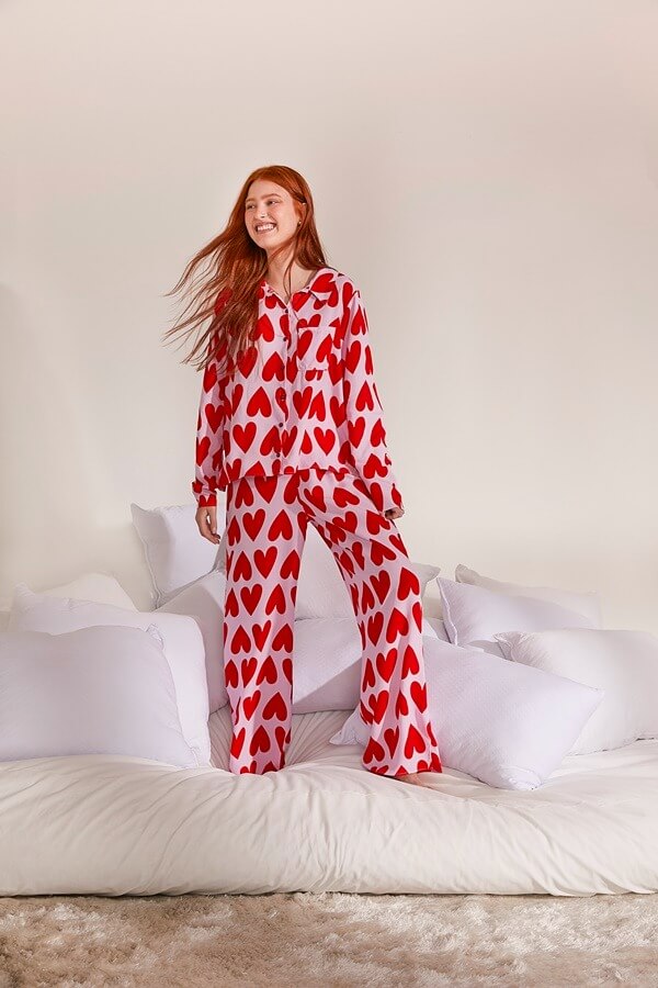 menina vestindo pijama com estampa de coração vermelho