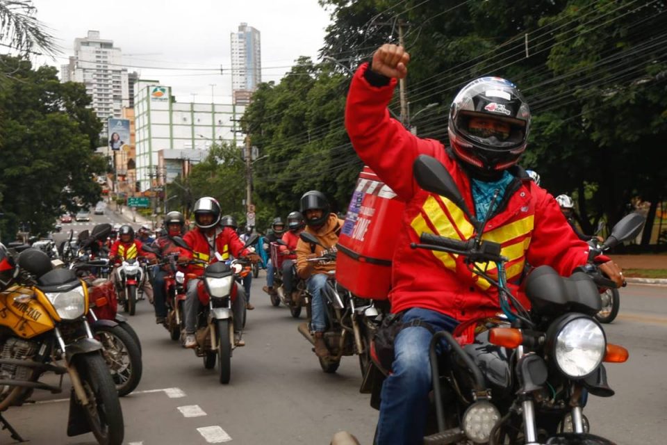 entregadores de app fazem manifestação e paralisação das atividades em goiânia, goiás