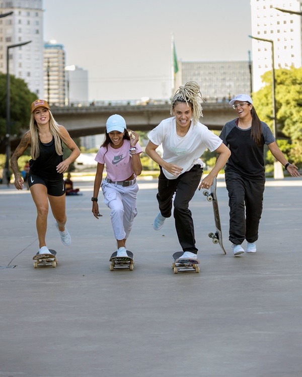 imagem com cor de quatro skatistas andando