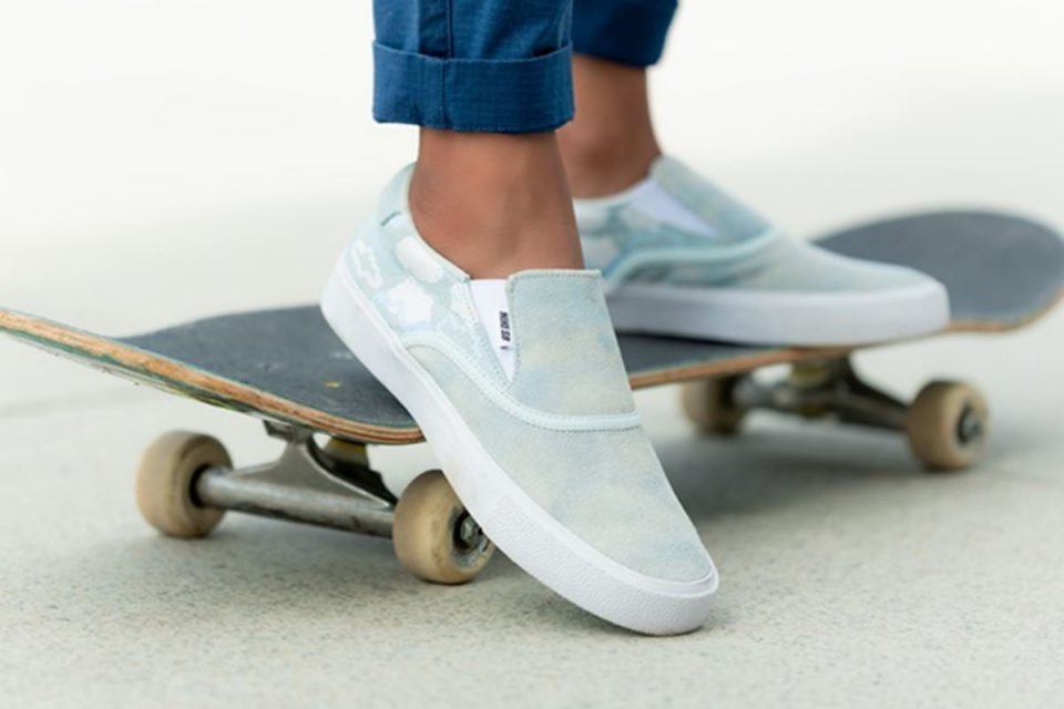 imagem com cor de um tênis em cima do skate