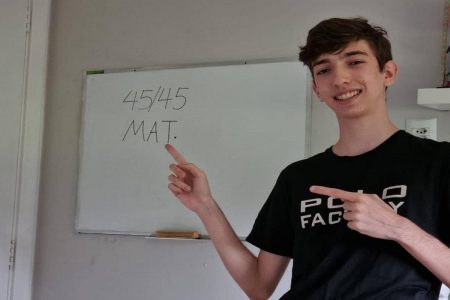 Adolescente de camisa preta