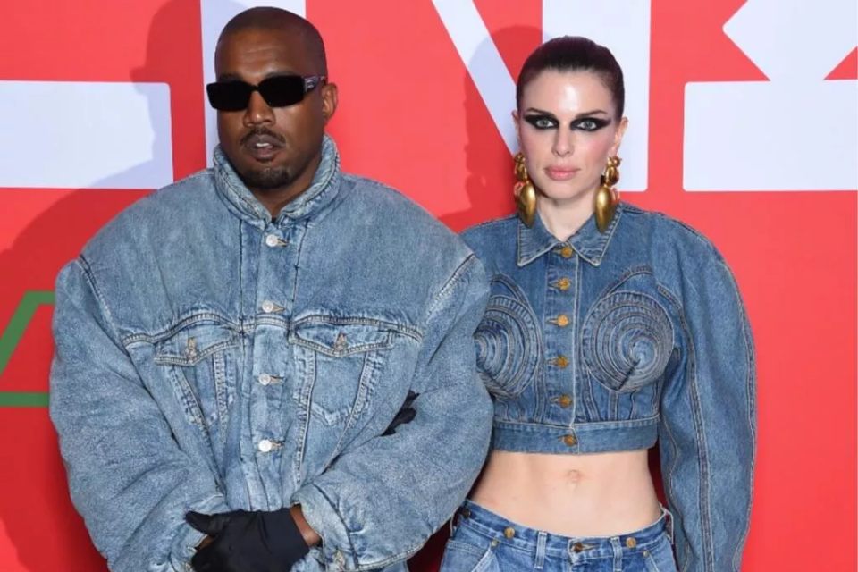 Foto colorida do ex-casal Kanye West e Julia Foz com roupas jeans - Metrópoles