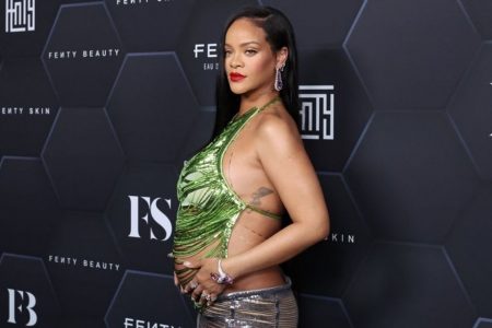 Na imagem com cor, a cantora Rihanna - Metrópoles