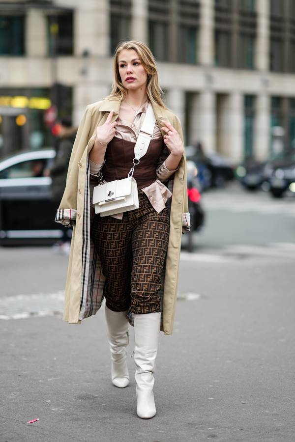 Modelagem corset no street style