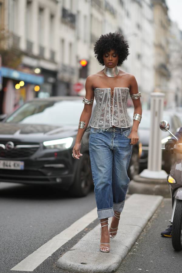 Modelagem corset no street style