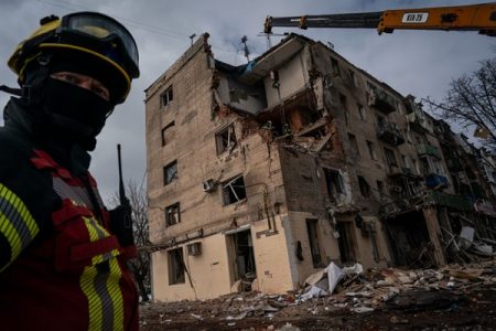 Em Kharkiv, Ucrânia, bombeiro vistoria cenário devastado por bombardeio russo em área residencial - Metrópoles
