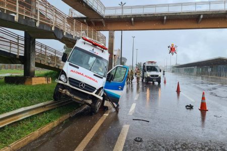 Ambulância danificada em acidente