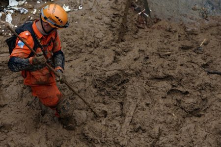 Tragédia em Petrópolis, na Região Serrana do RJ. Bombeiros trabalham no deslizamento do Morro da Oficina