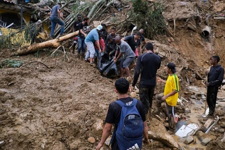 Tragédia em Petrópolis, na Região Serrana do RJ. Bombeiros trabalham no deslizamento do Morro da Oficina