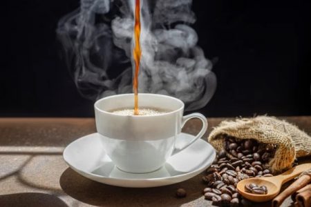 xícara de café com fumaça