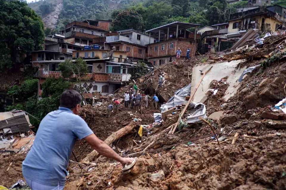 Petropolis número de mortos sobe para 105 busca por vítimas continua