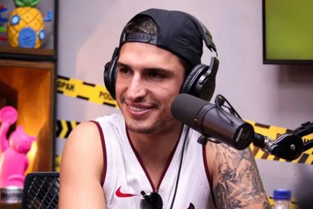 Felipe Prior em entrevista ao podcast PodPah. Ele está de boné preto, camiseta e deixa as tatuagens à mostra - Metrópoles