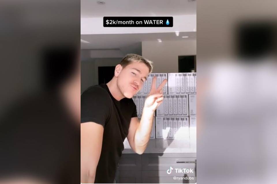 Influeciador ryan dubs mostrando a água que compra todo mês