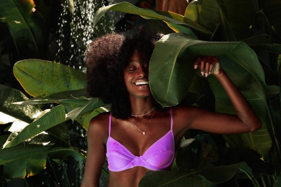Modelo negra usa biquini rosa