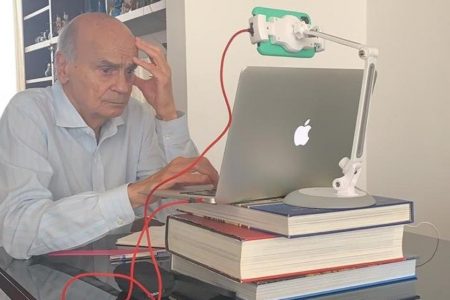 Drauzio Varella olhando para computador