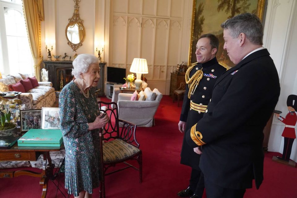 Rainha Elizabeth em reunião com duas pessoas