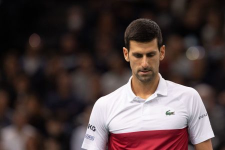 Novak Djokovic, tenista líder do ranking da ATP, na final do Master Series de Paris, França. Ele é branco, usa camiseta branca com listras vermelha e azul - Metrópoles