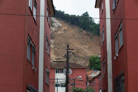 Número de mortos em Petrópolis chega a 120 - A tragédia é consequência do temporal de terça-feira (15/2), que arrastou carros pelas ruas, derrubou casas e deixou rastro de destruição