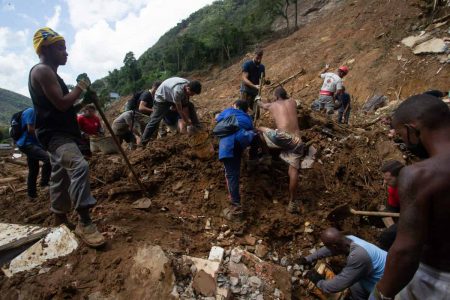 Número de mortos em Petrópolis chega a 120 - A tragédia é consequência do temporal de terça-feira (15/2), que arrastou carros pelas ruas, derrubou casas e deixou rastro de destruição