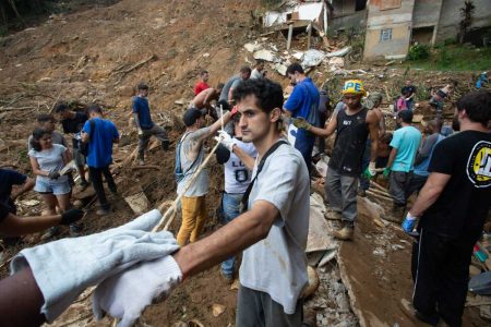 Número de mortos em Petrópolis chega a 120 - A tragédia é consequência do temporal de terça-feira (15/2), que arrastou carros pelas ruas, derrubou casas e deixou rastro de destruição