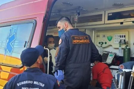 Imagem do dia do acidente, quando os bombeiros socorreram a vítima que sufocou com um apito em SC