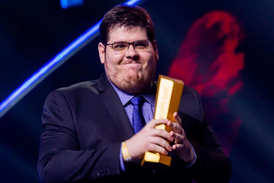 Casimiro Miguel segurando troféu - Metrópoles