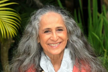 Foto colorida da cantora Maria Bethânia
