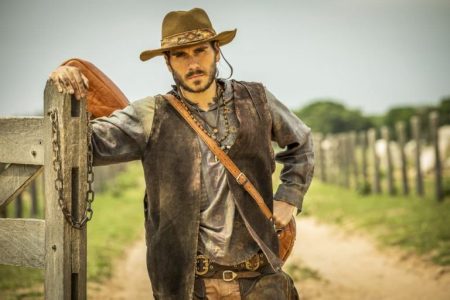 Gabriel Salter como Trindade, na novela Pantanal