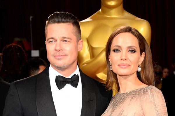 Angelina Jolie e Brad Pitt são ex-esposa e ex-marido um do outro. Ele tem pele clara, usa barba e tem cabelos loiros. Ela tem pele clara, tem longos cabelos castanhos e usa maquiagem – Metrópoles