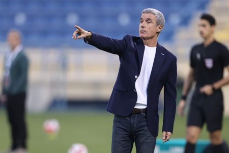 Técnico Luís Castro à beira do campo