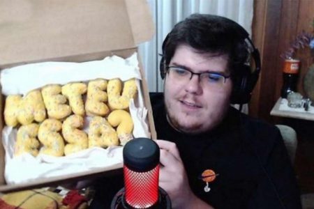 Casimiro Miguel segurando caixa de donuts que formam a pergunta meteu essa? - metrópoles