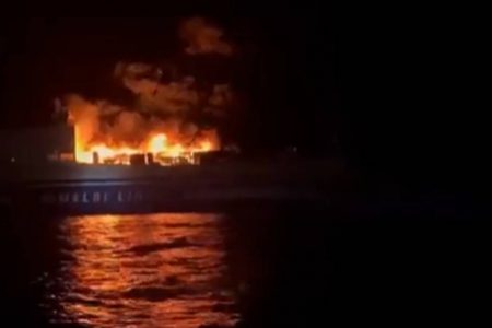 Navio em chamas a caminho da Itália