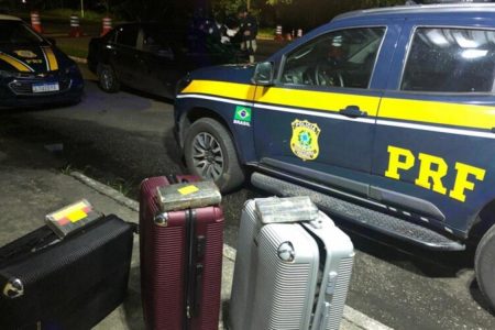 carro da PRF e malas no chão