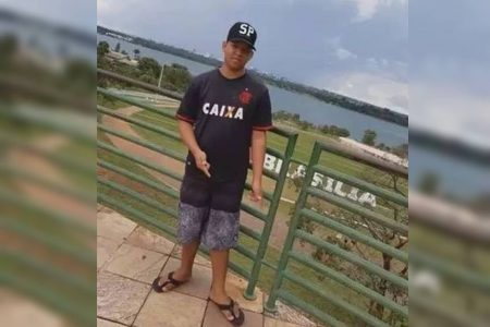 Jovem de boné e camisa preta