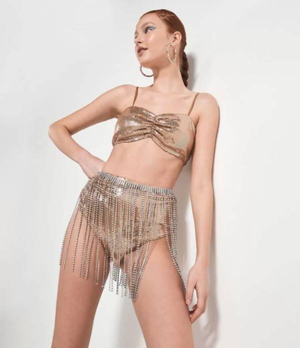 Look da Renner com hot pants e cinto de franjas