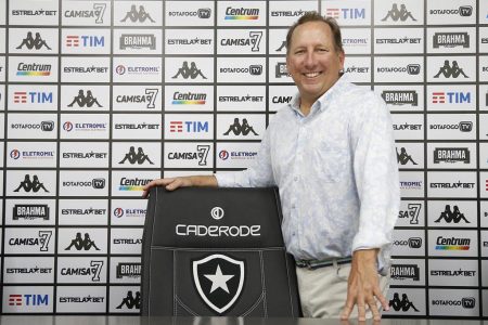 John Textor conhecendo as dependências do Botafogo