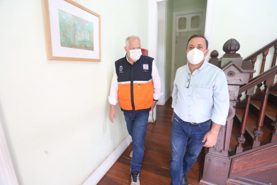 O pre-candidato do PDT ao governo do RJ, Rodrigo Neves, em Petrópolis com o prefeito da cidade, Rubens Bontempo
