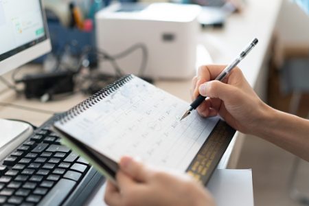 homem fazendo marca em calendário feriados - Metrópoles