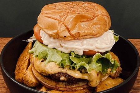 na foto temos um hamburguer com salada