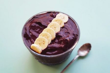 Na foto temos uma vasilha de açaí com banana