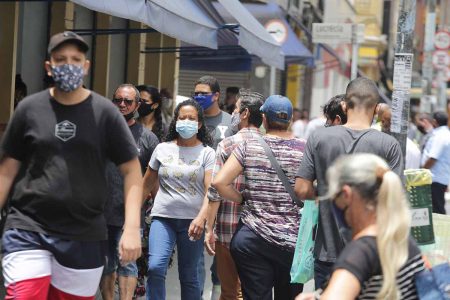 Movimentação na rua 25 de Março fase vermelha em SP - Pessoas circulando nas ruas - Pandemia - Covid-19