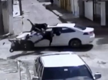 Bebê fica em estado grave após ser arremessado em batida entre carro e moto