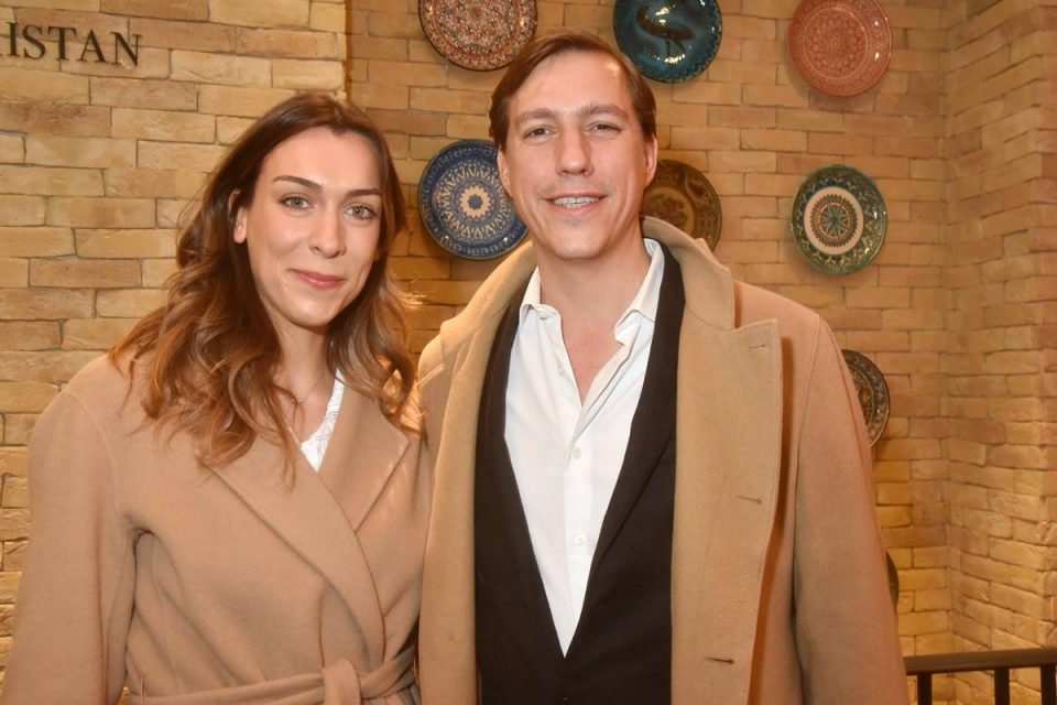 Mulher e homem abraçados para tirar uma foto
