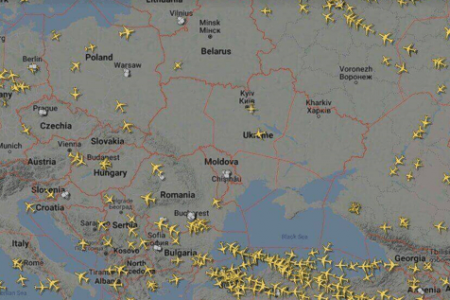 Rastreador de voo mostra aviões desviando da Ucrânia após Rússia autorizar operação. Num mapa acinzentado do leste europeu, os ícones de aviões (em amarelo) aparecem longe do território ucraniano - Metrópoles