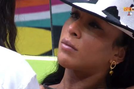 Lina chorando