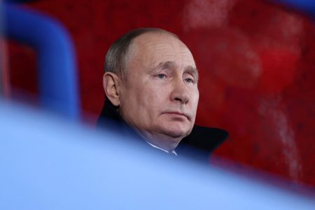 Vladimir Putin, presidente russo. Ele usa terno e gravata e olha seriamente para a frente- Metrópoles