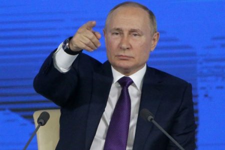 Vladimir Putin, presidente russo. Ele usa terno e gravata e olha seriamente para a frente- Metrópoles