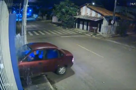 Carro bate em muro de igreja e motorista foge dirigindo em Caldas Novas