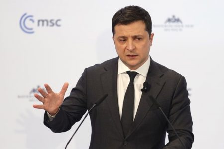 Volodymyr Olexandrovytch Zelensky, presidente da Ucrânia. Ele usa terno e gravata escuros, camiseta clara e olha seriamente para frente- Metrópoles
