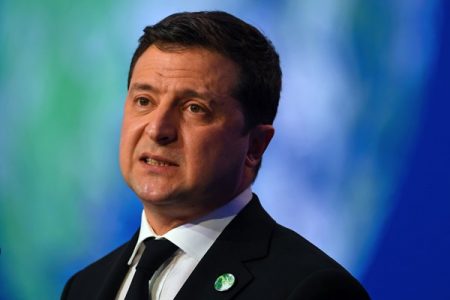 Volodymyr Olexandrovytch Zelensky, presidente da Ucrânia. Ele usa terno e gravata escuros, camiseta clara e olha seriamente para frente- Metrópoles